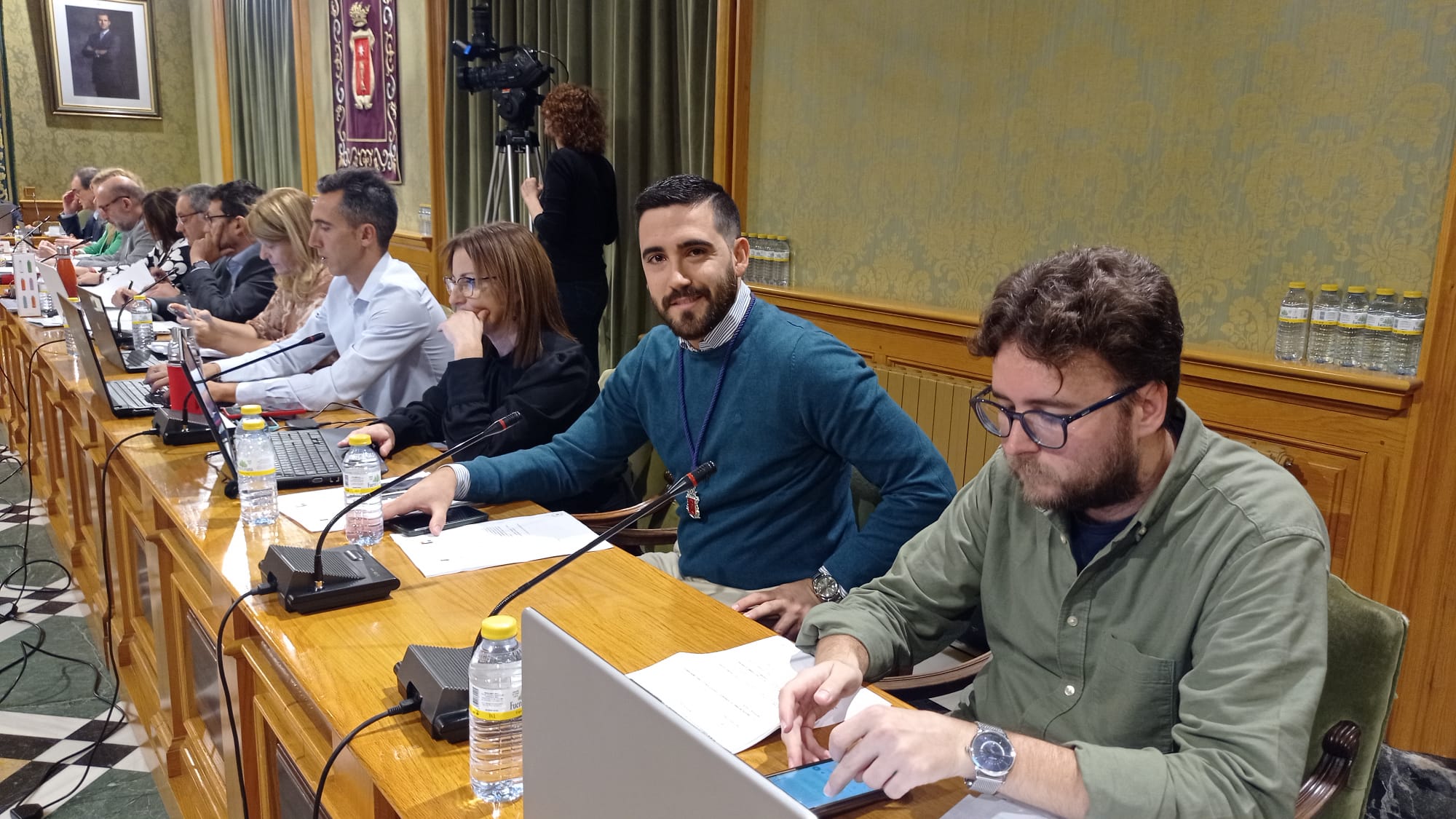 Serrano (segundo por la derecha) tras tomar posesión de su acta de concejal en Cuenca