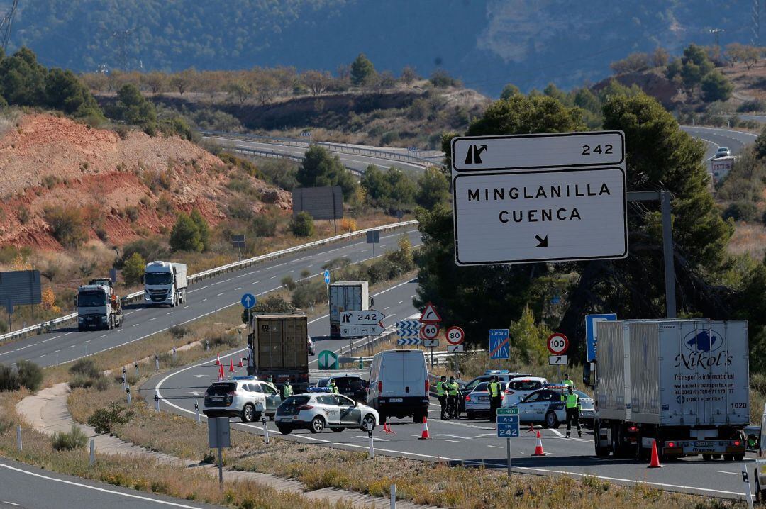 Un control de la Guardia Civil en la A-3. La Comunitat Valenciana inicia este mediodía y durante una semana su confinamiento perimetral