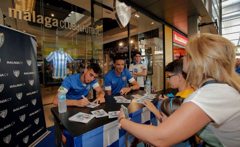 Weligton y Horta, firmaron autógrafos en la tienda oficial del Málaga en el Centro Comercial Vialia