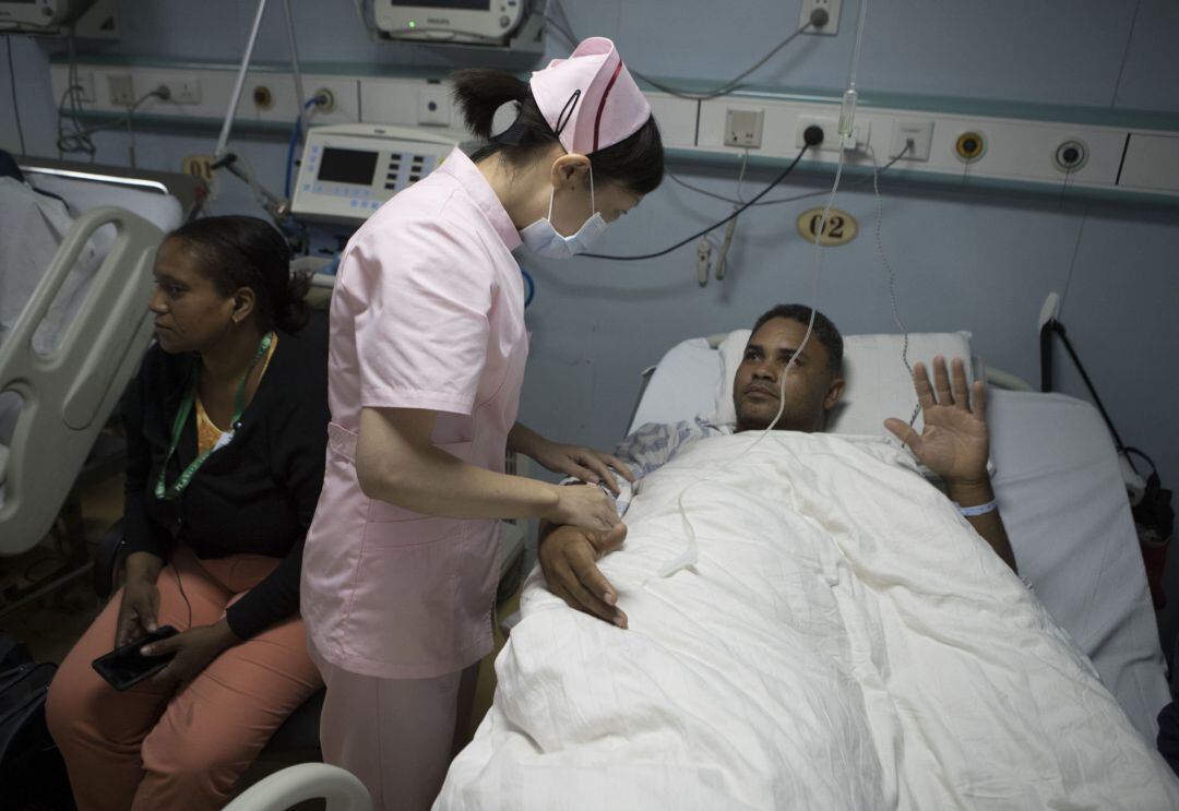 Un paciente recibe tratamiento en un hospital. 