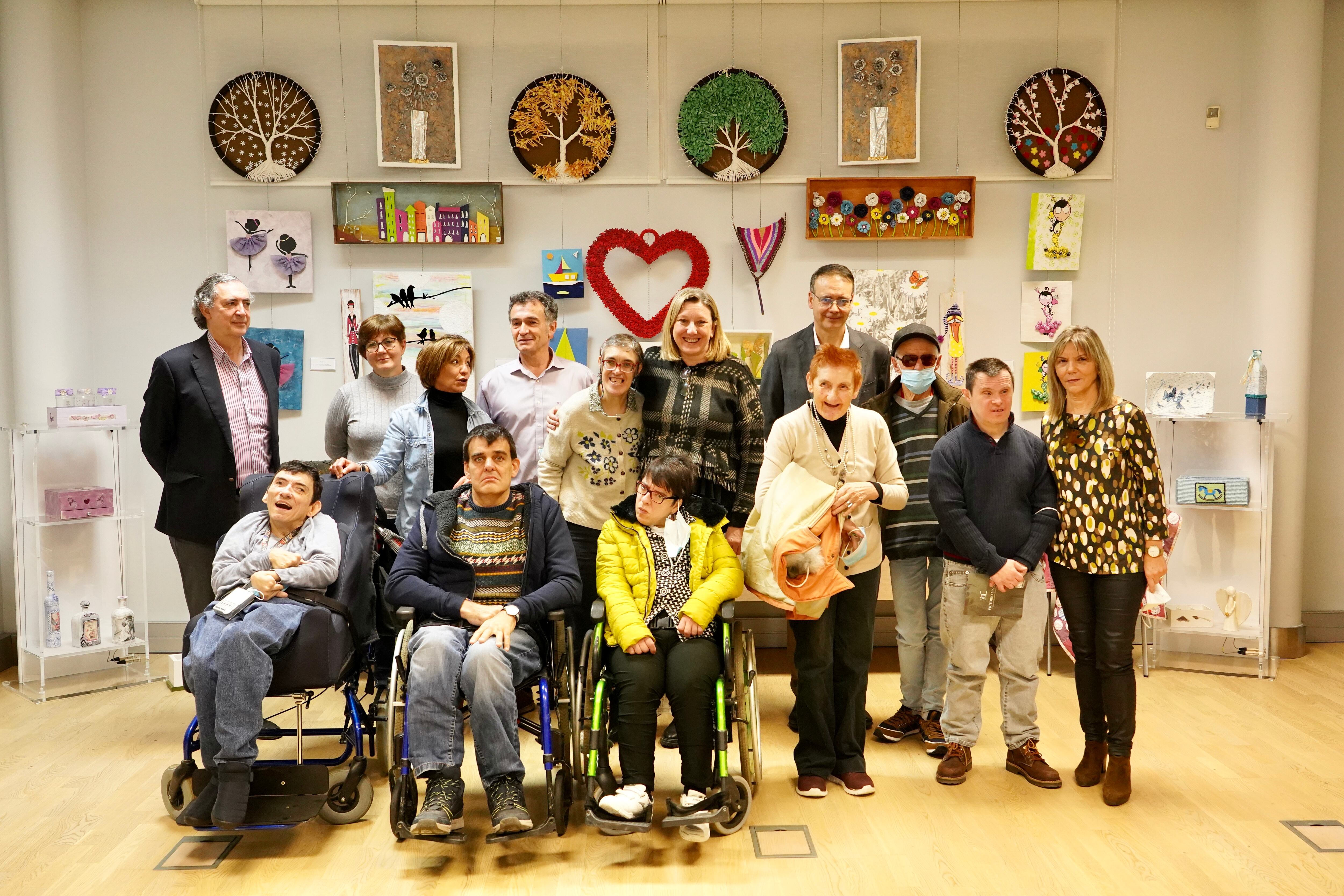 La consejera de Familia e Igualdad de Oportunidades, Isabel Blanco, presenta la exposición CAMPart, que muestra las obras realizadas por los usuarios del Centro de Atención a Personas con Discapacidad Psíquica Nuestra Señora de la Calle de Palencia.