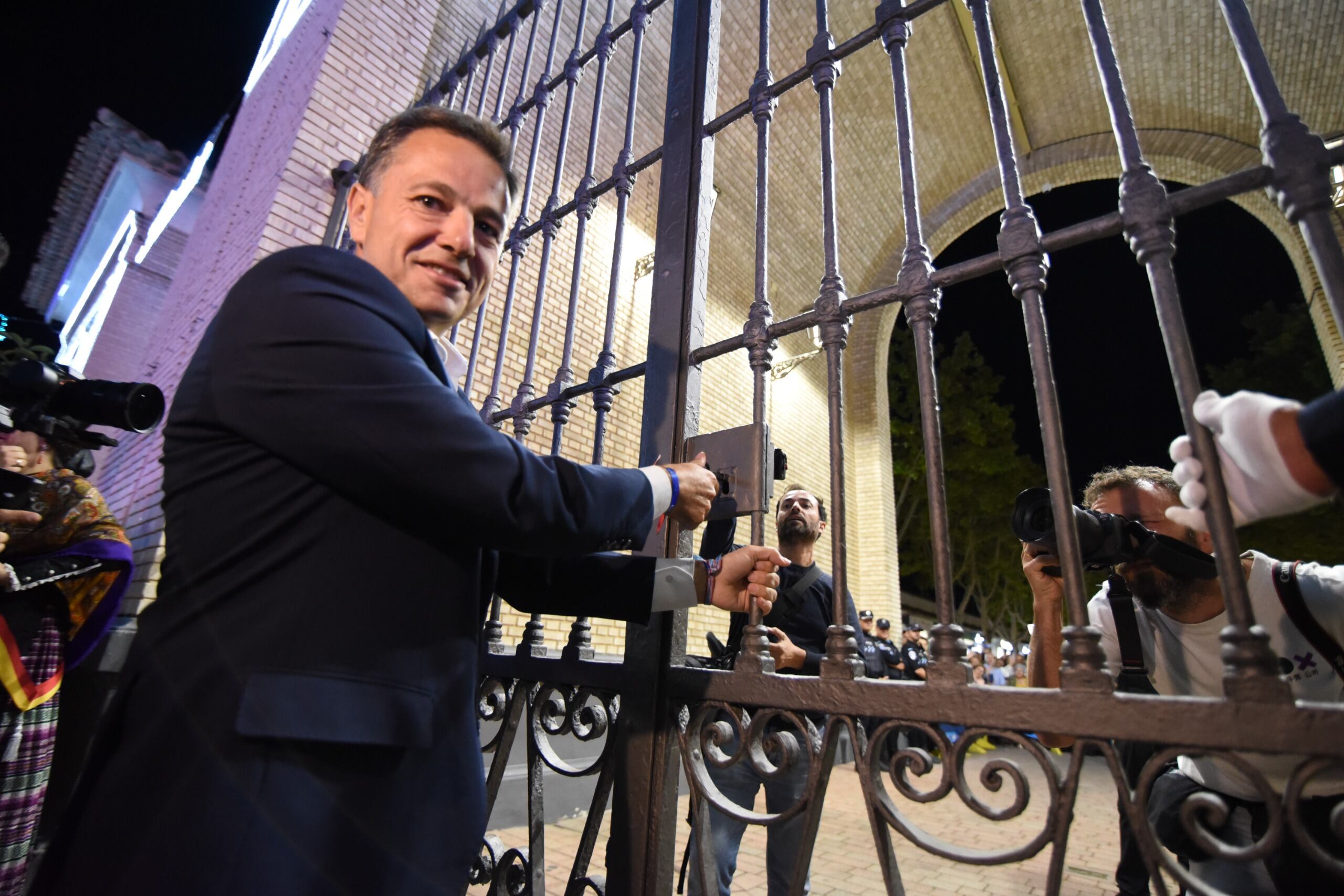 El alcalde de Albacete, Manuel Serrano, cierra la Puerta de Hierros. Imagen del Ayuntamiento de Albacete.