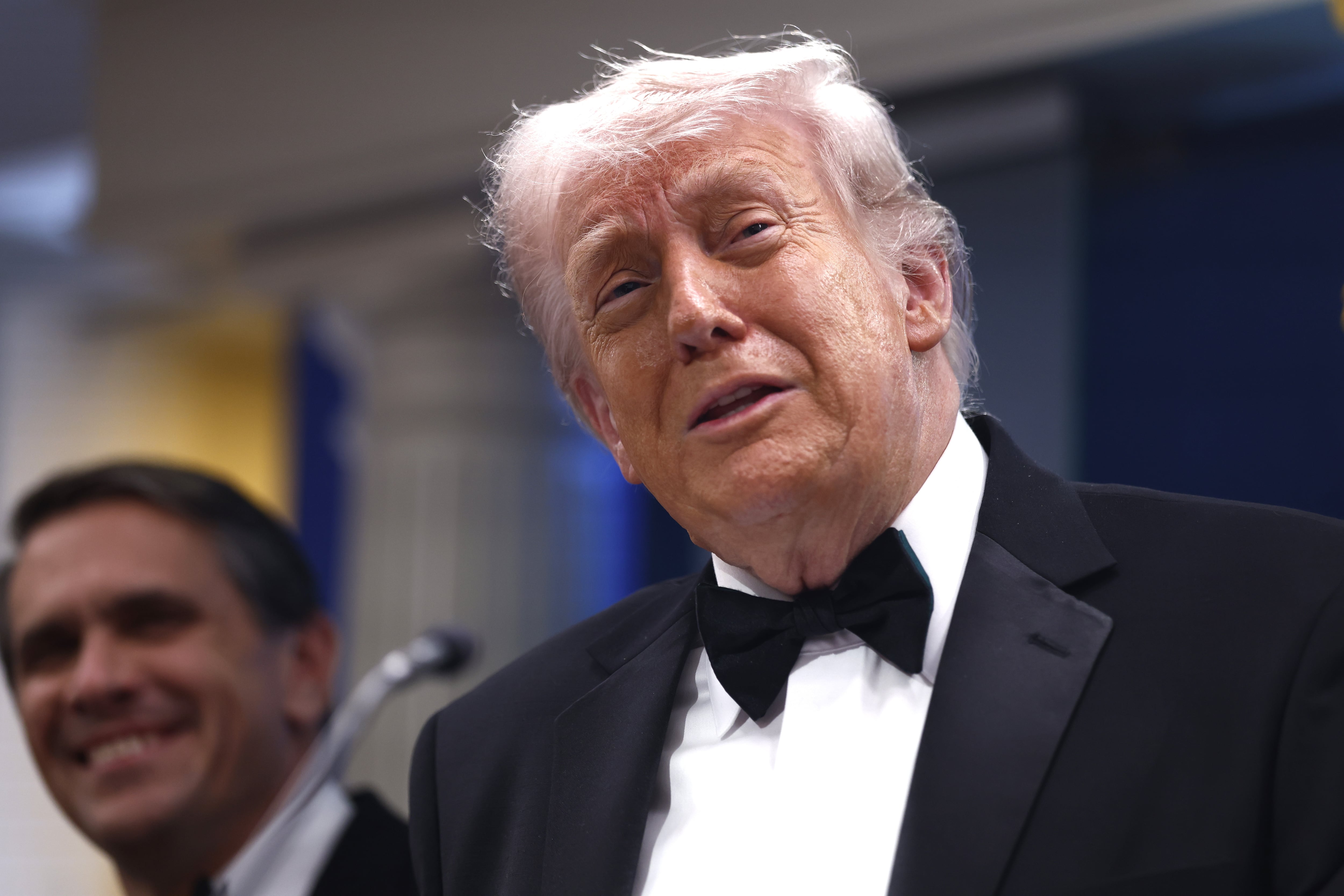 El presidente de Estados Unidos, Donald Trump, habla con los periodistas en la sala de prensa de la Casa Blanca después del tiroteo ocurrido durante la Cena de Corresponsales de la Casa Blanca.