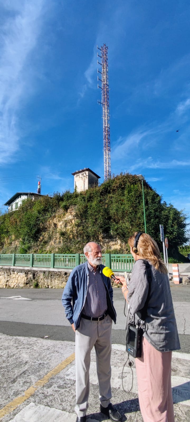 Repasamos con Javier Sada los 100 años de la Cadena SER desde el punto emisor de Radio San Sebastián .