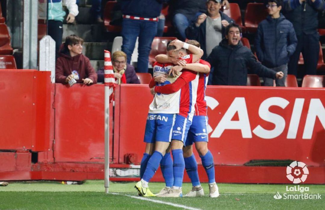 Los jugadores del Sporting celebran el gol de la victoria