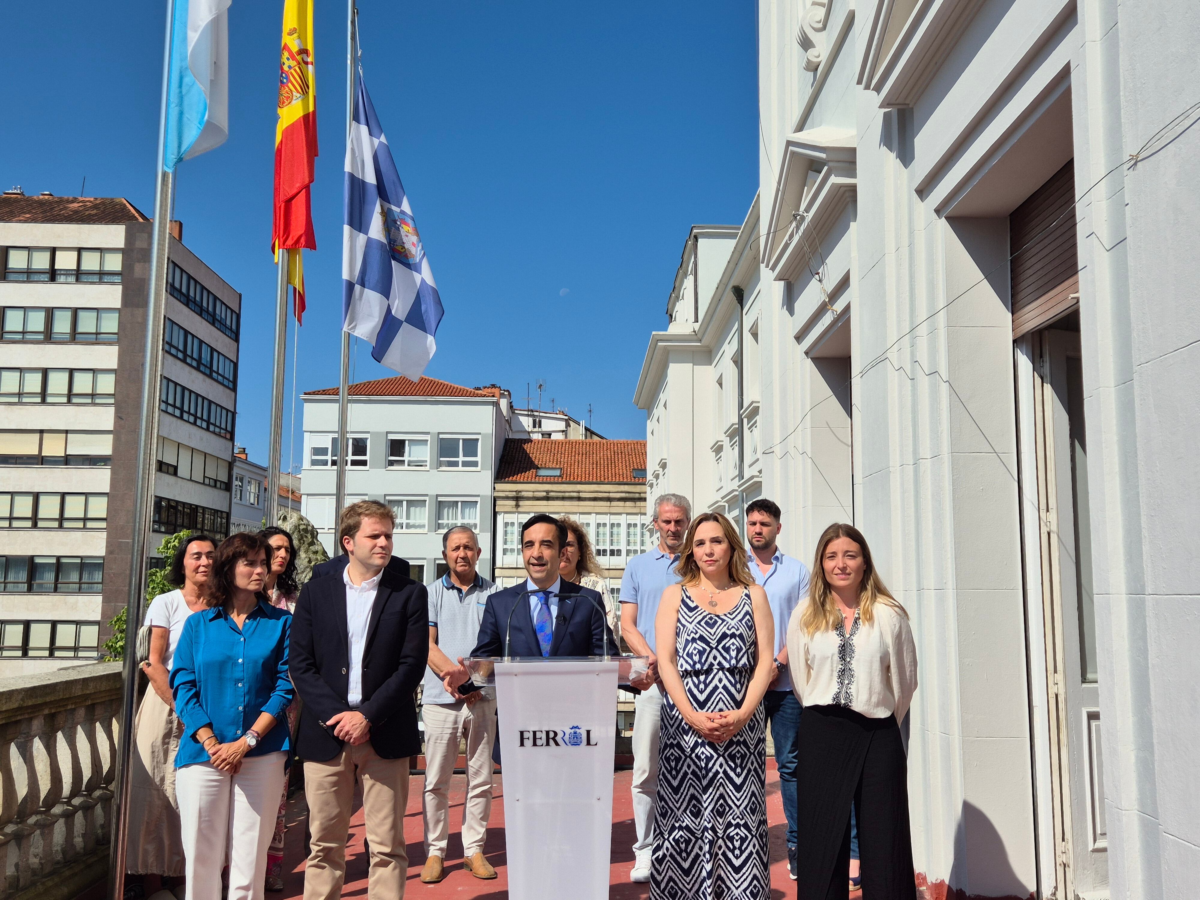 El alcalde y su equipo de gobierno en rueda de prensa en el balcón del Concello. Foto/Concello Ferrol