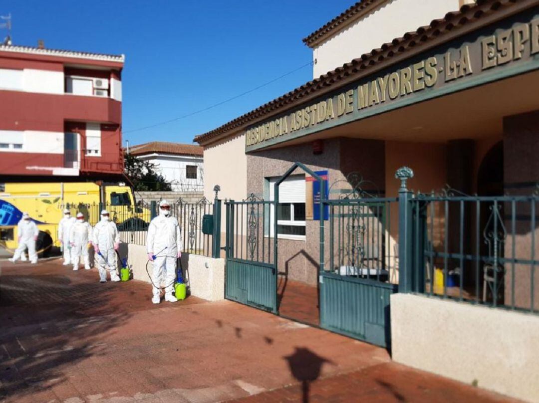 Personal de limpieza trabajando en una residencia