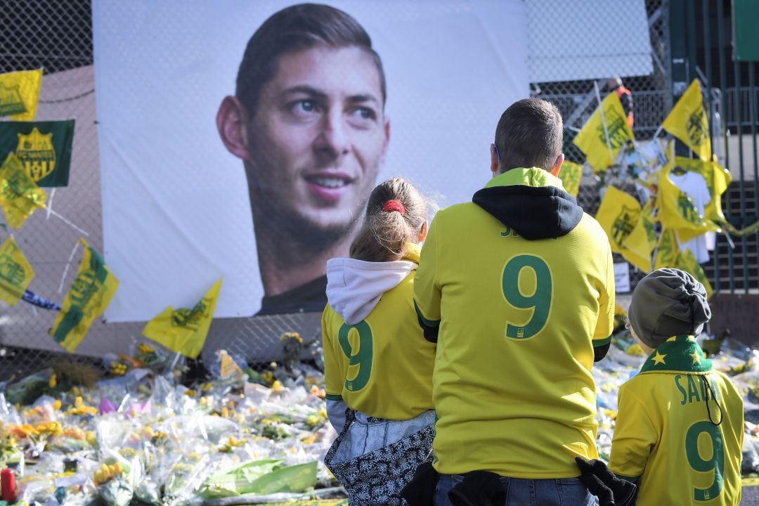 Aficionados del Nantes rinden un homaneje al fallecido Emiliano Sala.