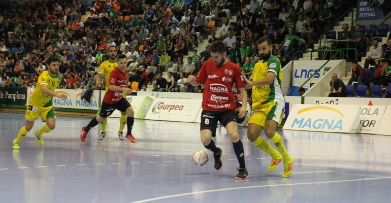 El jugador de Osasuna Magna Roberto Martil intenta deshacerse de Carlitos, jugador del Jaén Paraíso Interior FS.