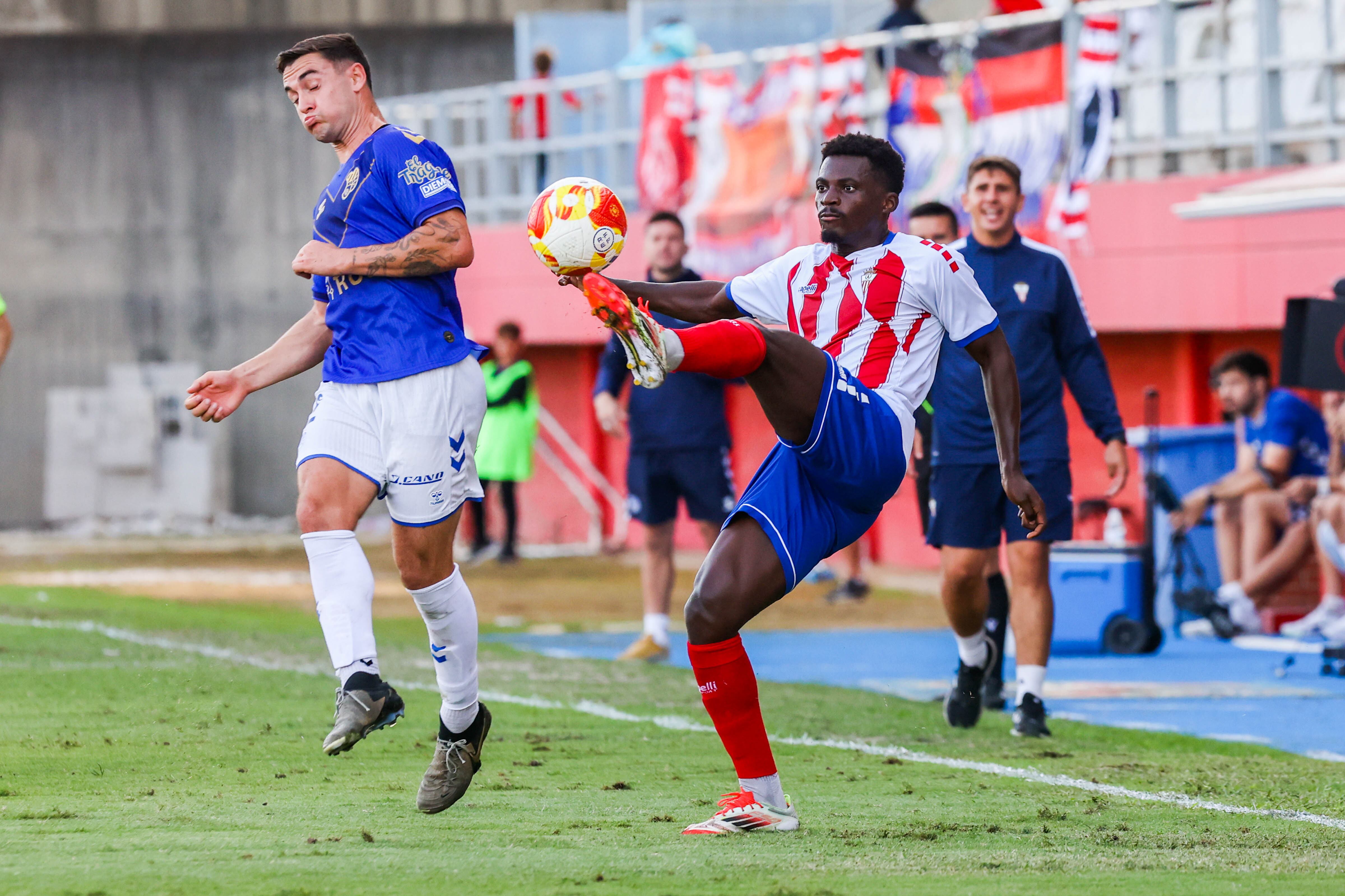 Isaac Obeng en el encuentro que medía al Algeciras y al CE Europa en el Nuevo Mirador.