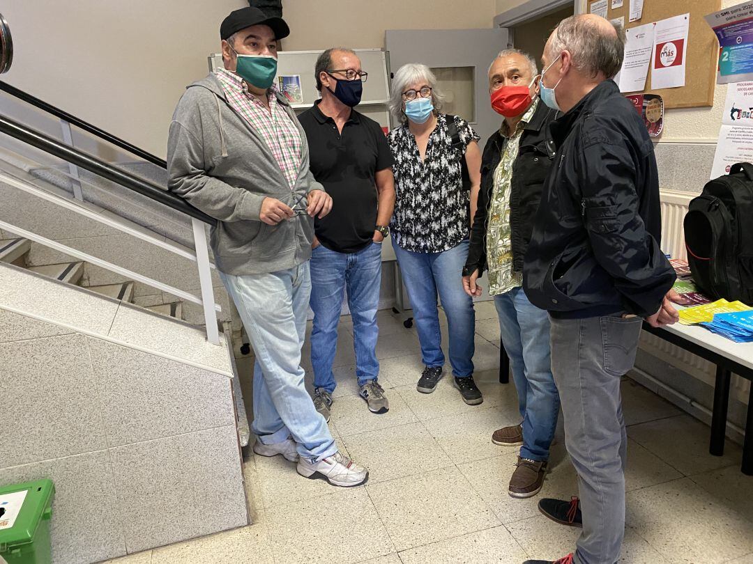 Pepe Álvarez, con mascarilla roja, en la sede de UGT Palencia