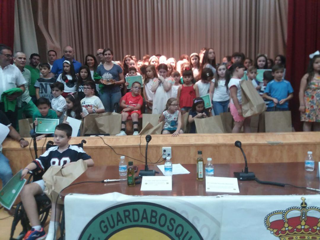 Foto de familila con todos los escolares ganadores