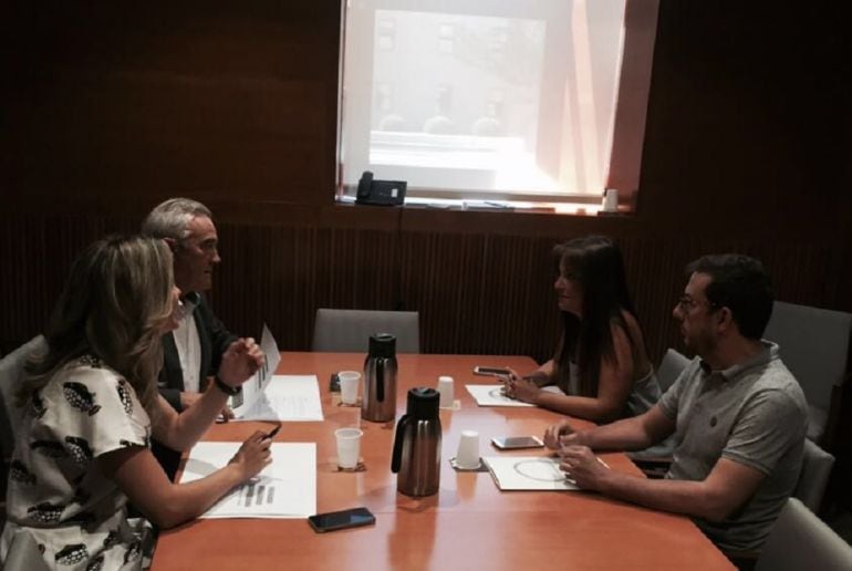 Reunión entre los representantes del PSOE y de Podemos en las Cortes de Aragón