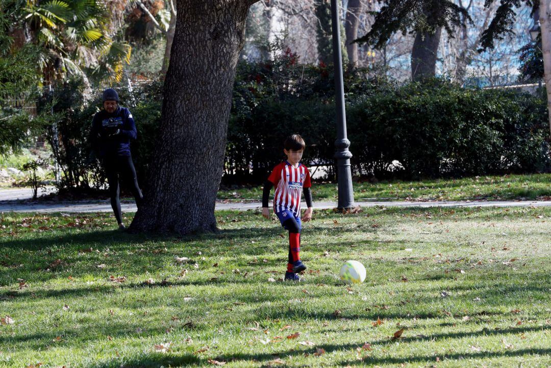 Un niño juega en el parque de El Retiro, que también tendrá zonas balizadas por la previsión de fuertes vientos.