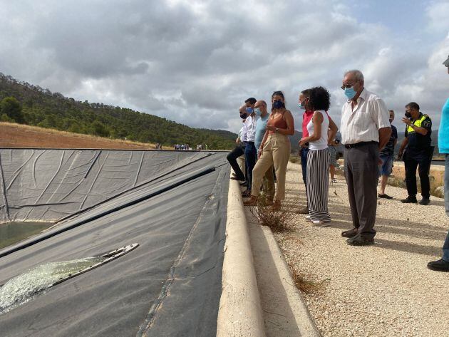 La Consellera Mireia Mollà en el embalse donde llega el agua del Xúquer-Vinalopó