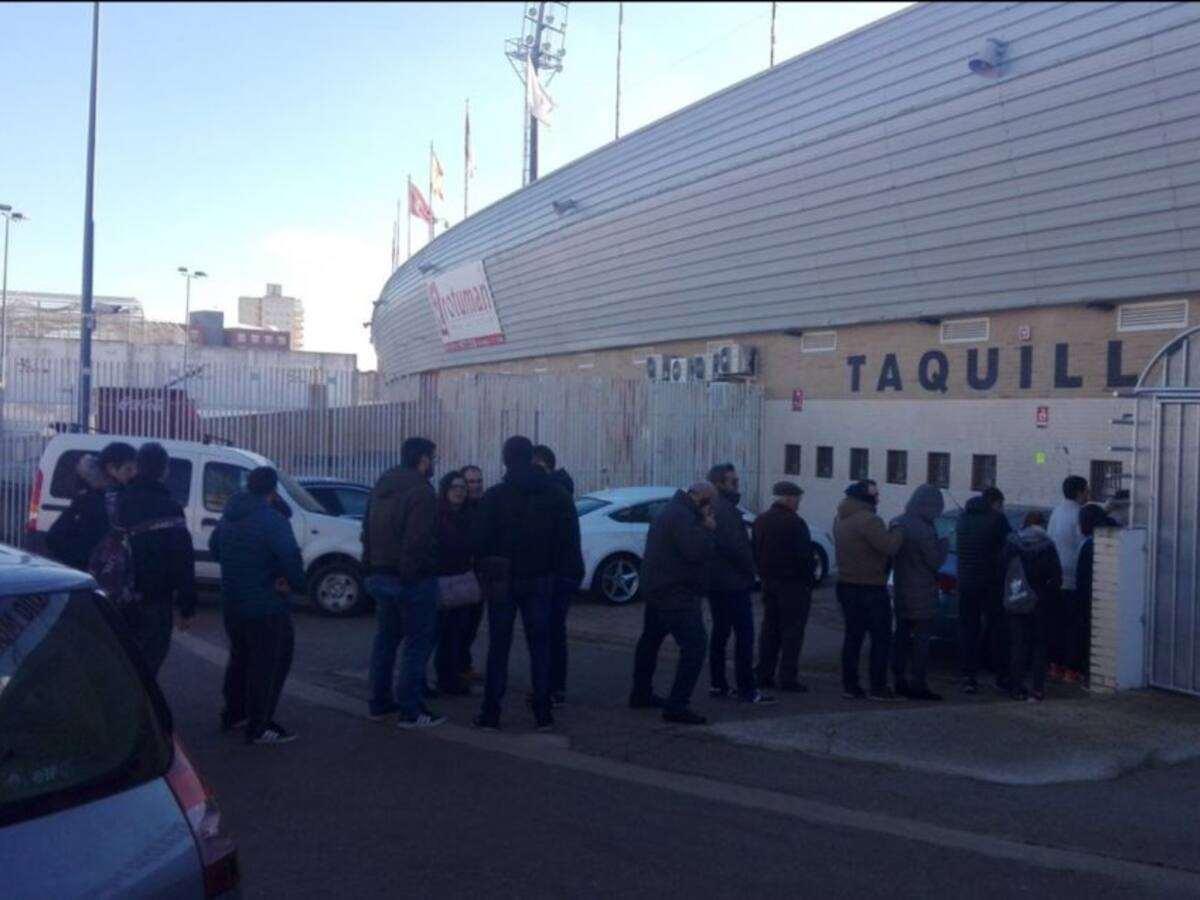 Colas en el inicio de la campaña de abonos del Albacete para la segunda vuelta