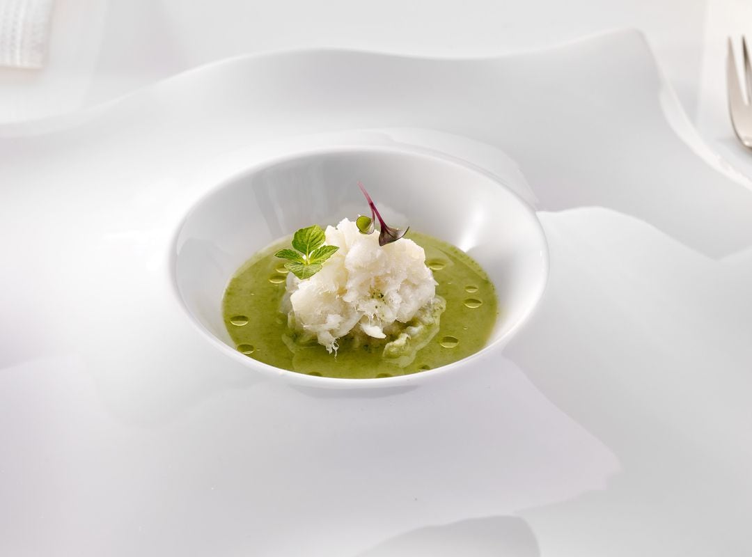 Sopa verde fría de almendra, bacalao y espinacas