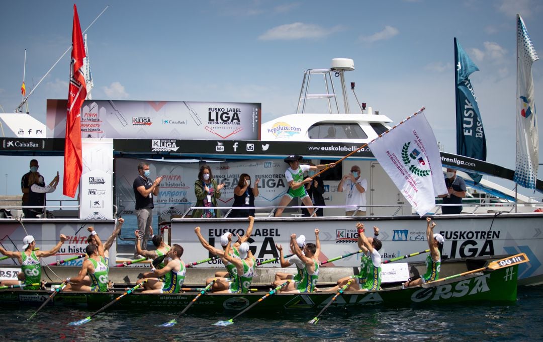 Los remeros de Hondarribia celebran con alegría y rabia su victoria en Zierbena