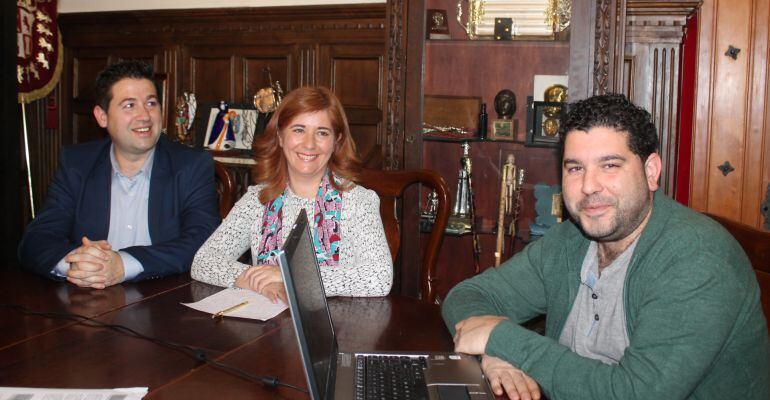 La alcaldesa de Úbeda, Toni Olivares, junto a responsables del portal web.