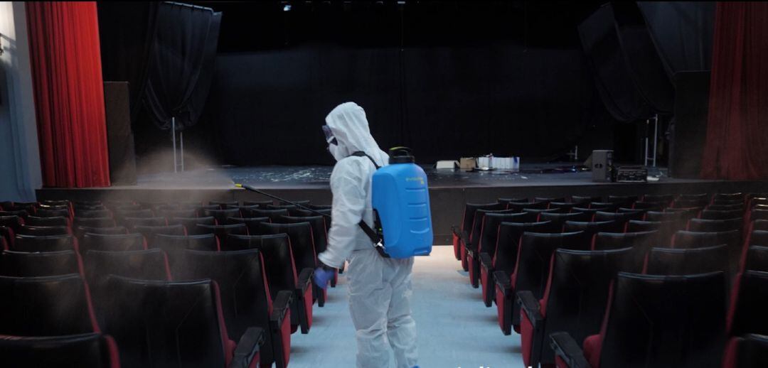 Un operario desinfecta las instalaciones del Teatro Juan Prado de Valdemoro.