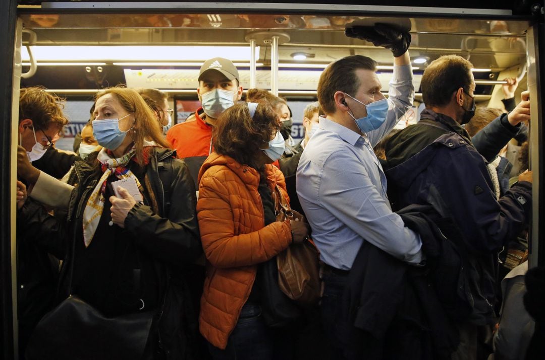 Una imagen de este jueves muestra que en el metro de París resulta imposible mantener la distancia de seguridad.