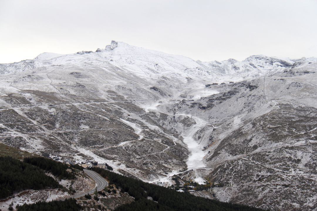 Aspecto de Sierra Nevada, con el pico Veleta sobre la estación de esquí, tras la nevada del 28 de octubre