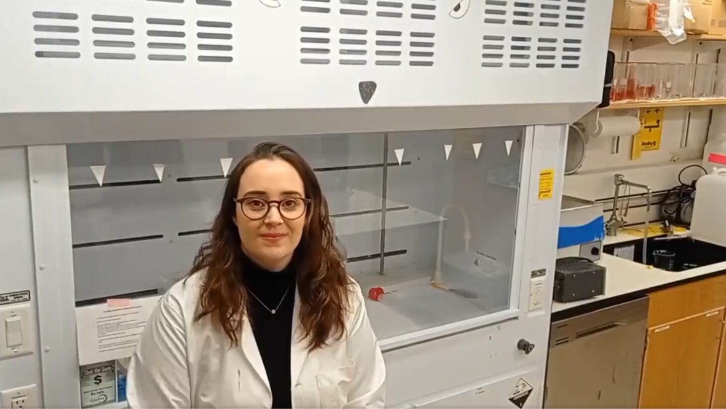 Elena Ceballos en su centro de investigación