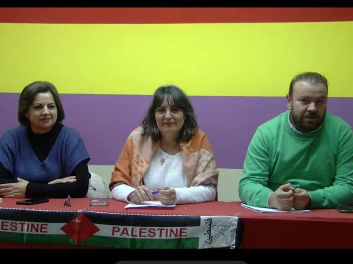 Mientras el concejal de Hacienda, José Padilla, acusa a Podemos de incumplir la Constitución, la alcaldesa hace una llamada a que los grupos de la oposición presenten una moción de censura, “... Que me quiten ...”