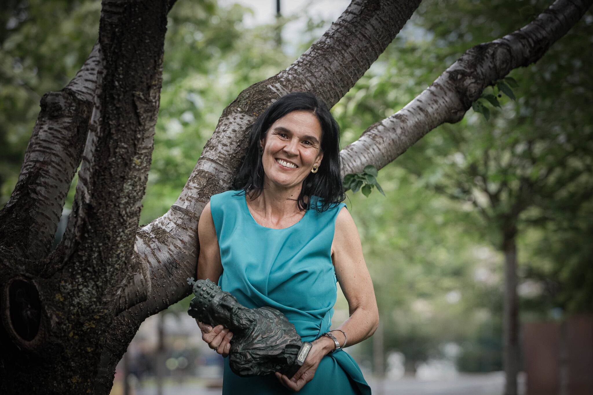 Laura Casanovas amb el premi Carlemany de foment de la lectura.