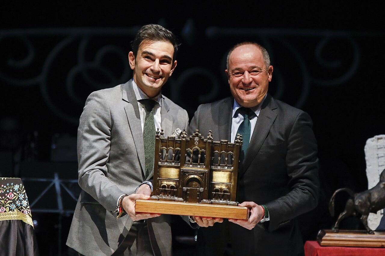 El diestro albacetense Sergio Serrano junto al alcalde Emilio Sáez | Ayuntamiento de Albacete