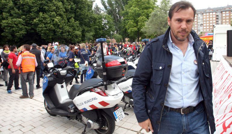 El alcalde de Valladolid, Óscar Puente, en la celebración del Día de la Moto, en la playa de Las Moreras