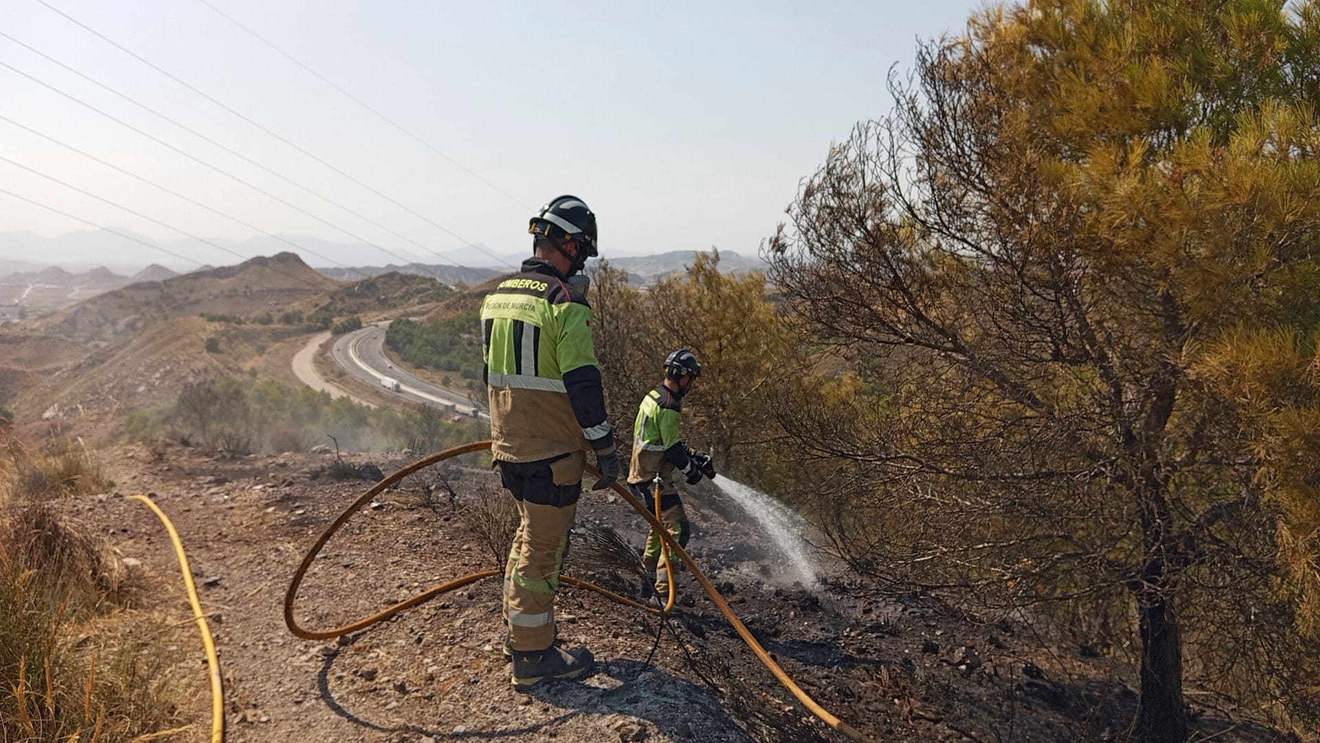 Efectivos del Plan Infomur sofocan conato de incendio forestal cerca de A-7, término municipal de Lorca.