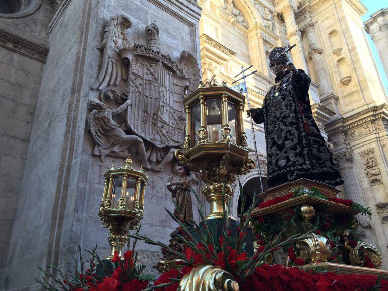 Imagen de san Juan de Dios procesionando por las calles de Granada