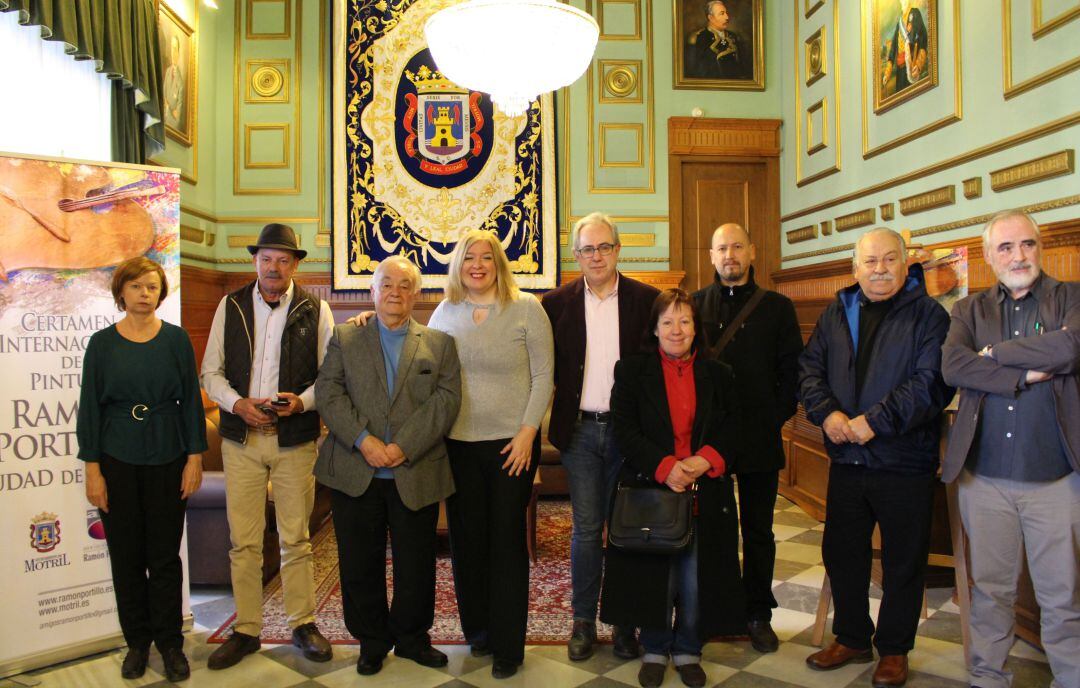 La alcaldesa de Motril, Flor Almón, y el concejal de cultura, Francisco Ruiz, posan junto a la familia de la Asociación cultural "Amigos de Ramón Portillo"