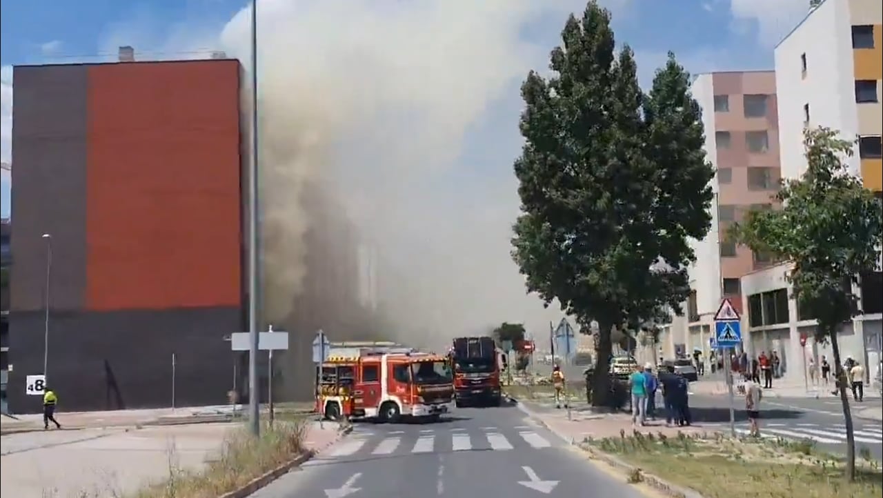 Camiones de bomberos atendiendo un incendio en Alcorcón