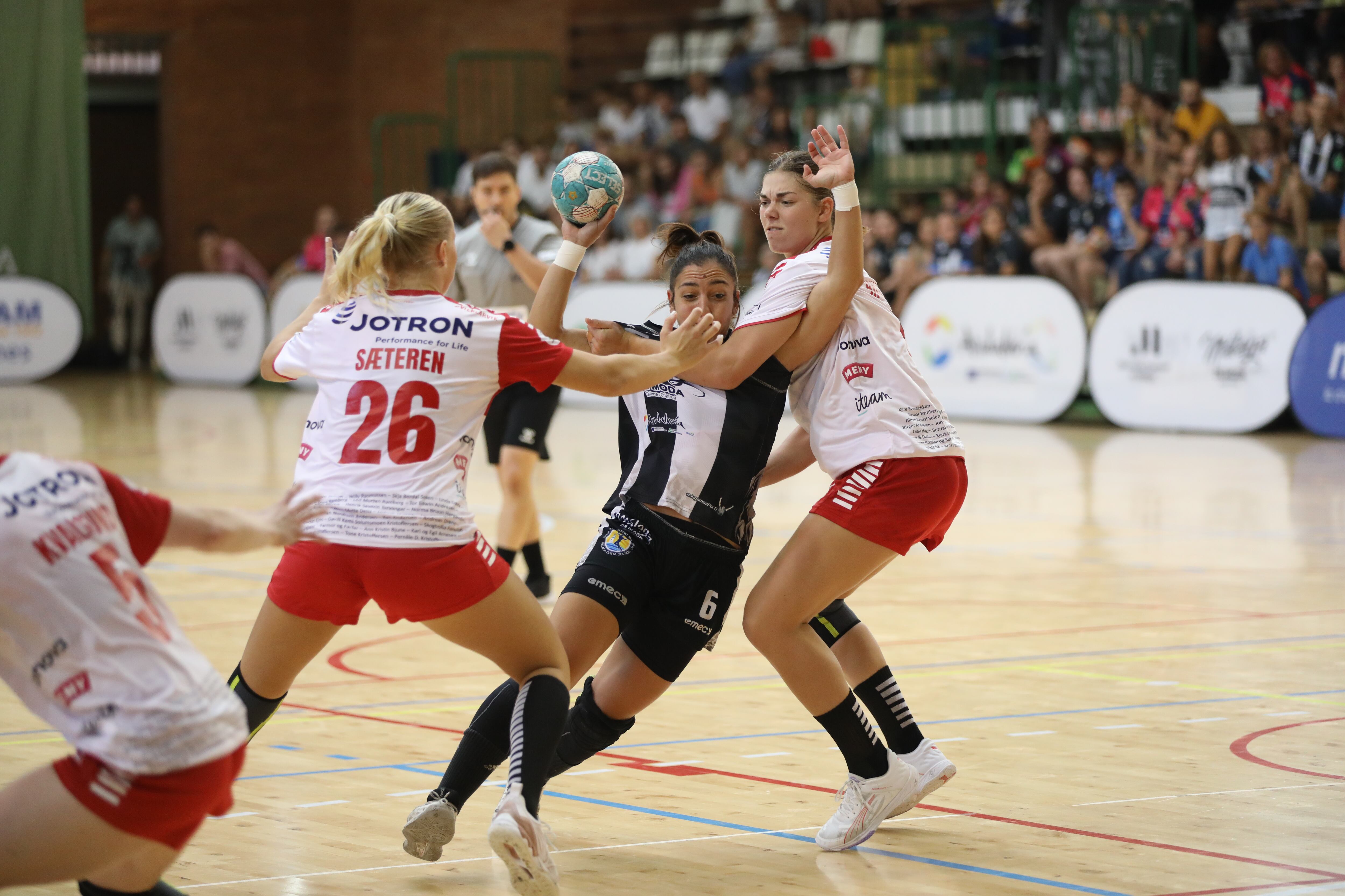 La jugadora del Costa del Sol Estela Doiro en el partido ante el Larvik noruego de la Liga de Campeones