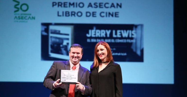 Manuel Lamarca recoge su galardón al mejor libro de cine publicado en 2017 en Andalucía.