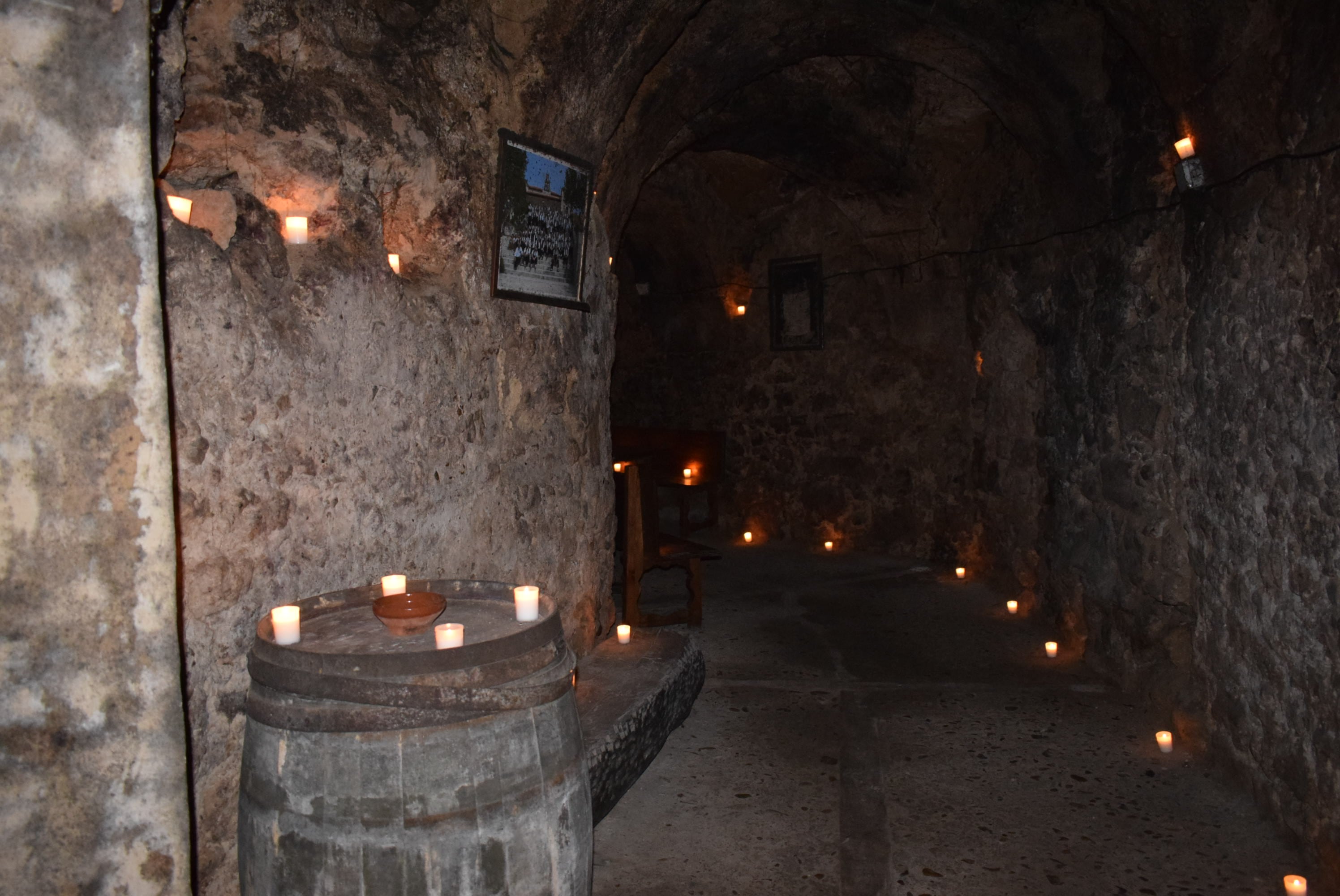 Bodega de Tierra Aranda iluminada por velas