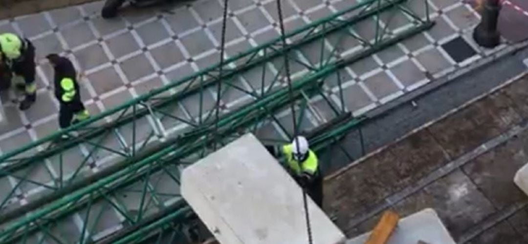 Comienzo del montaje de la grúa de 60 metros para los arreglos de la Catedral.