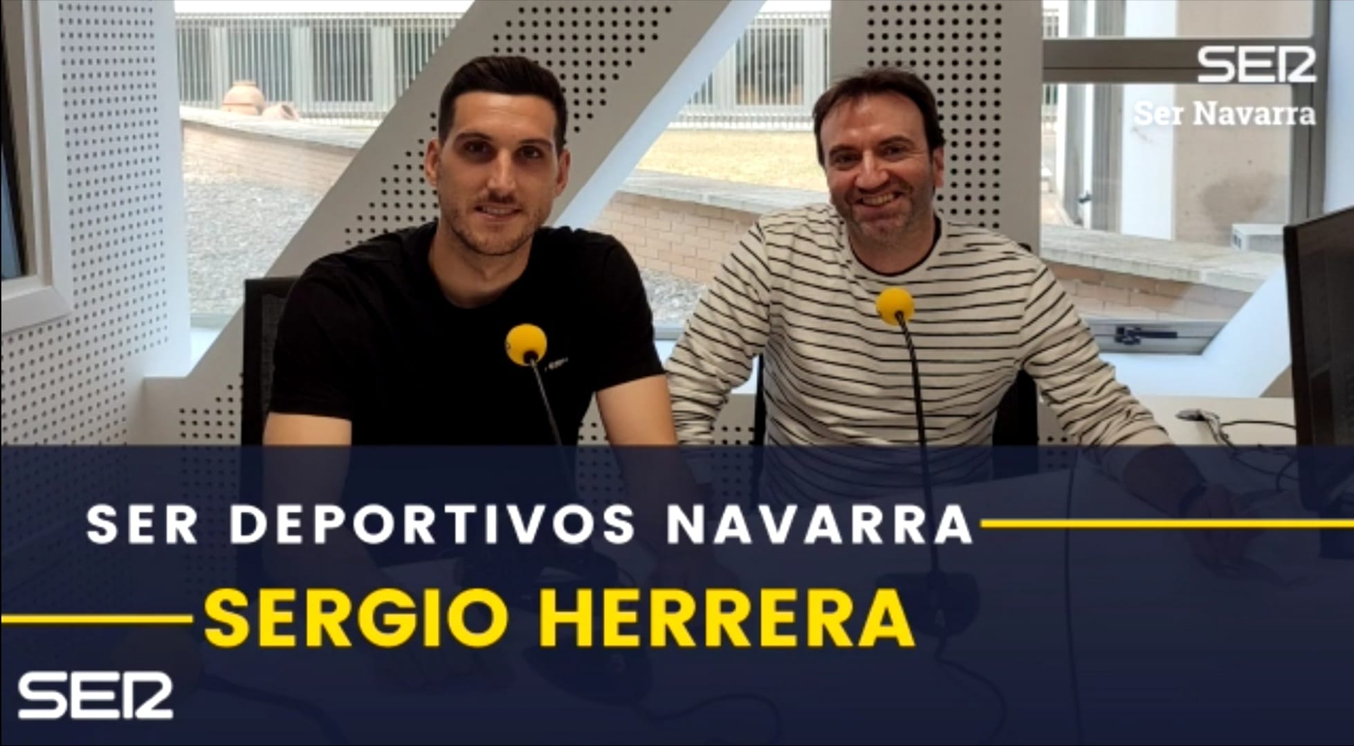 Sergio Herrera en los nuevos estudios de SER Navarra junto a Javier Laquidáin en una entrevista en el mes de mayo