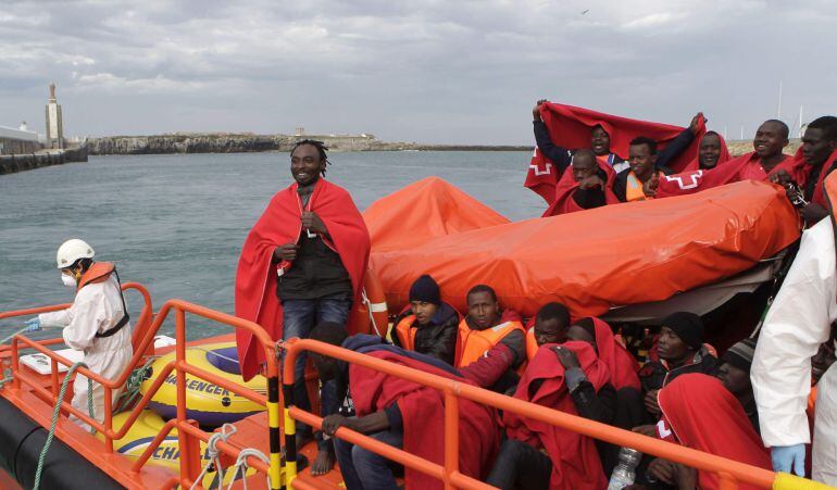 Llegada al Puerto de Tarifa (Cádiz) de parte de los 22 inmigrantes subsaharianos que Salvamento Marítimo rescató la semana pasada en aguas de El Estrecho cuando viajaban en tres pateras