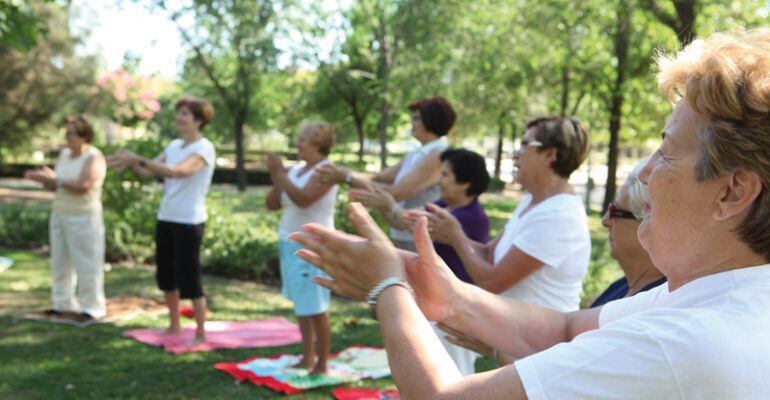 Mayores de Alcobendas participando en una de las cientos de actividades programadas para ellos en la ciudad