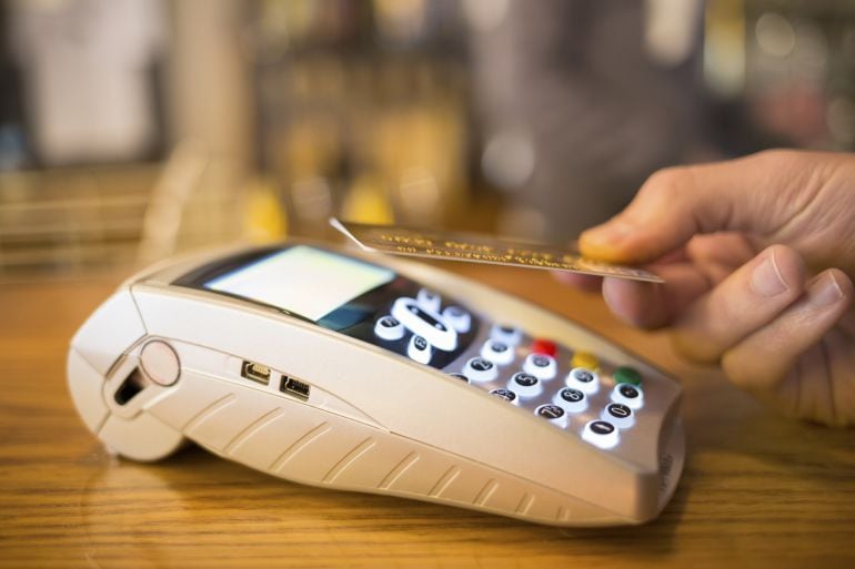 Las tarjetas contactless permiten realizar un pago de hasta 20 euros sin que sea necesario el contacto con el TPV.