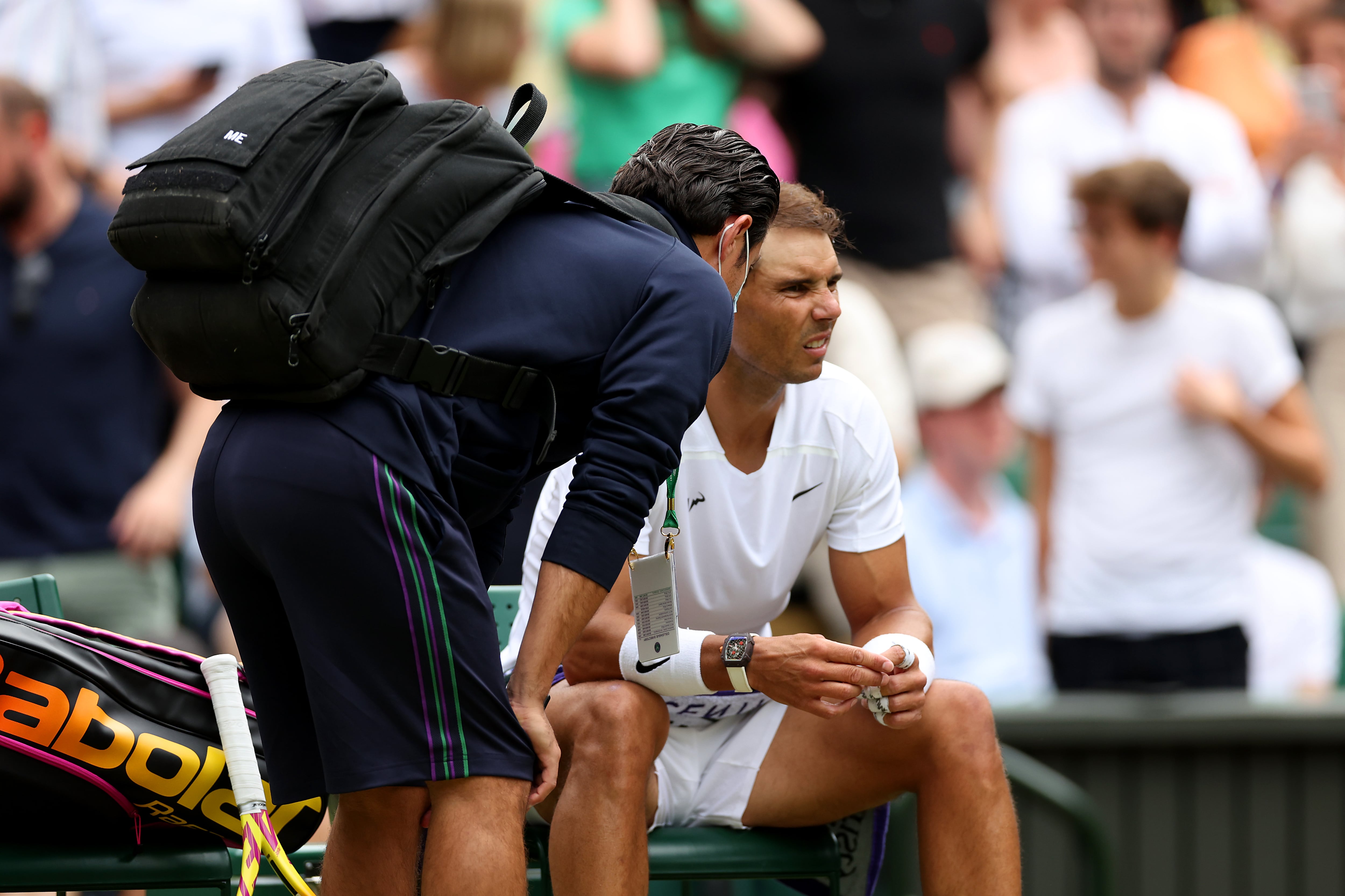 Nadal y su fisioterapeuta durante una pausa del partido ante Fritz.