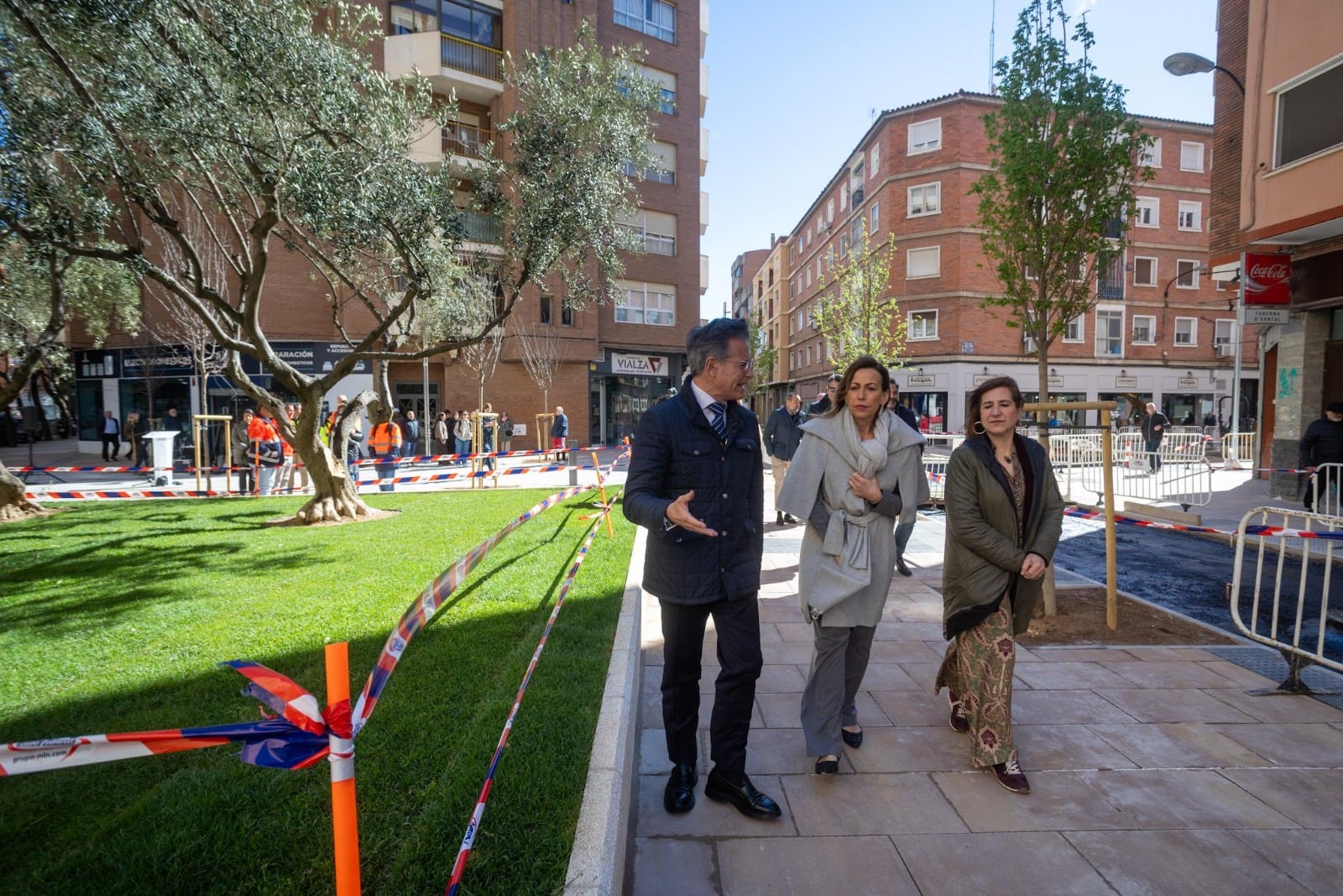 La alcaldesa de Zaragoza, con sus consejeros Víctor Serrano (Urbanismo) y Sara Fernández (Cultura)