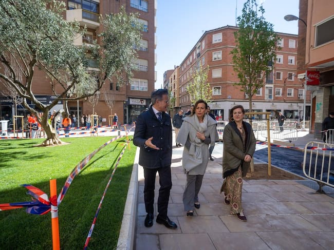 La alcaldesa de Zaragoza, con sus consejeros Víctor Serrano (Urbanismo) y Sara Fernández (Cultura)