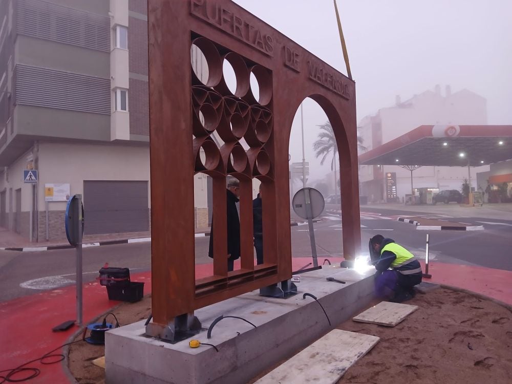 Escultura de las Puertas de Valencia, en Caudete