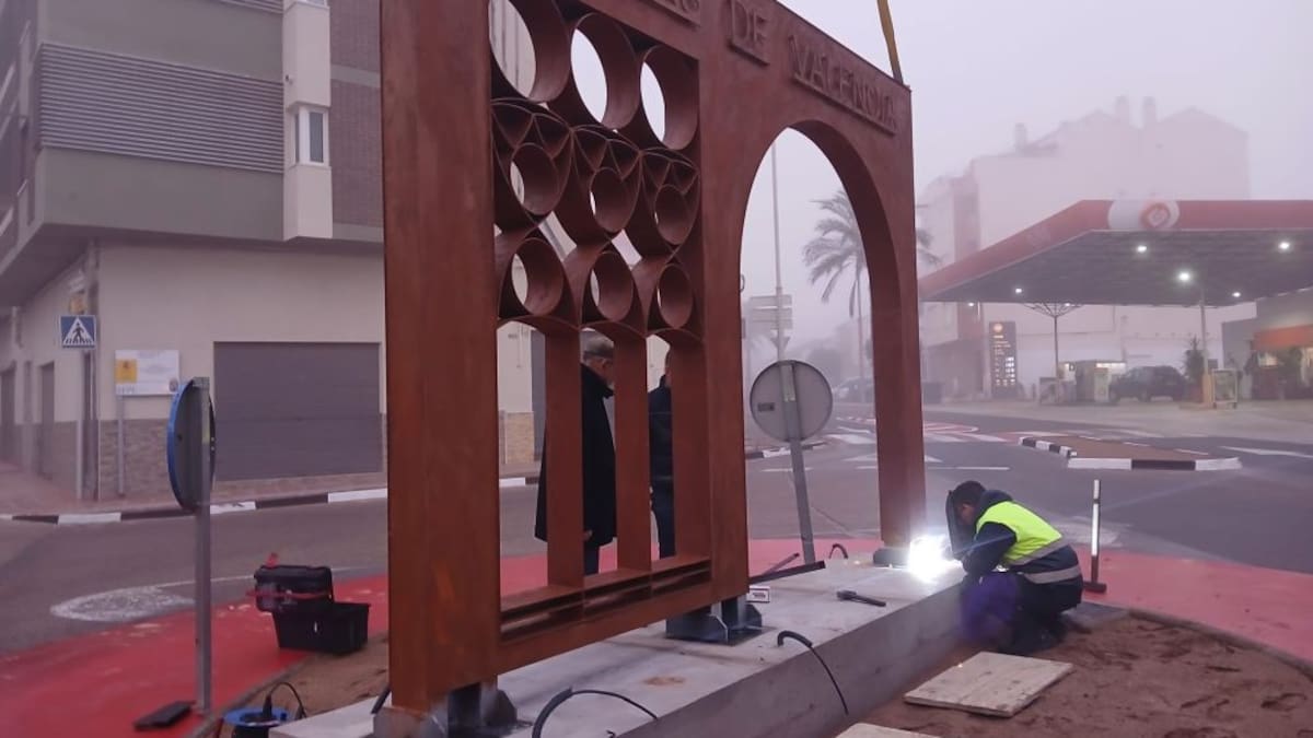 Una escultura en hierro recuerda las raíces históricas de Caudete en la rotonda de "las Puertas de Valencia