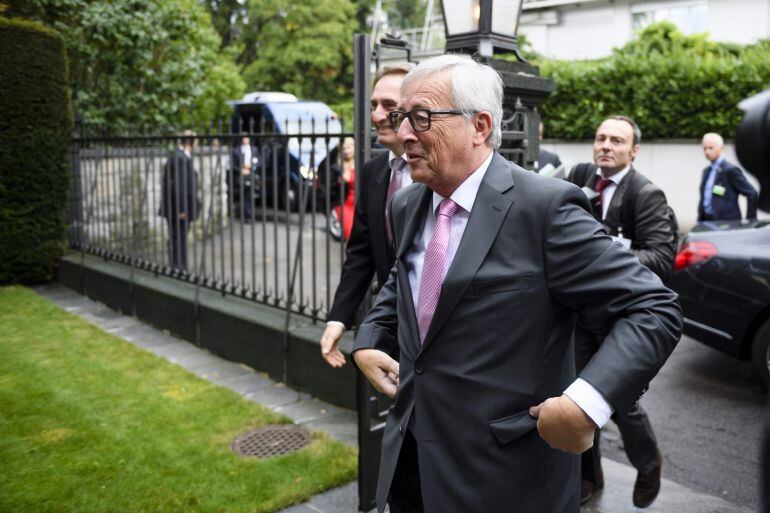 El presidente de la Comisión Europea, Jean-Claude Juncker (c), a su llegada a una reunión con el presidente de la confederación suiza, Johann Schneider-Ammann (fuera de imagen), en Villa Hatt, Zúrich, Suiza hoy, 19 de septiembre de 2016, sobre la puesta e