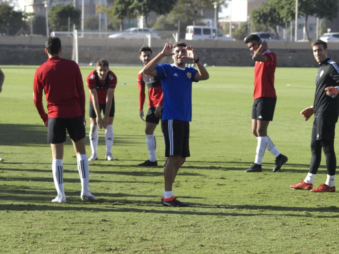 Pedro Emanuel bromeando en el entrenamiento.